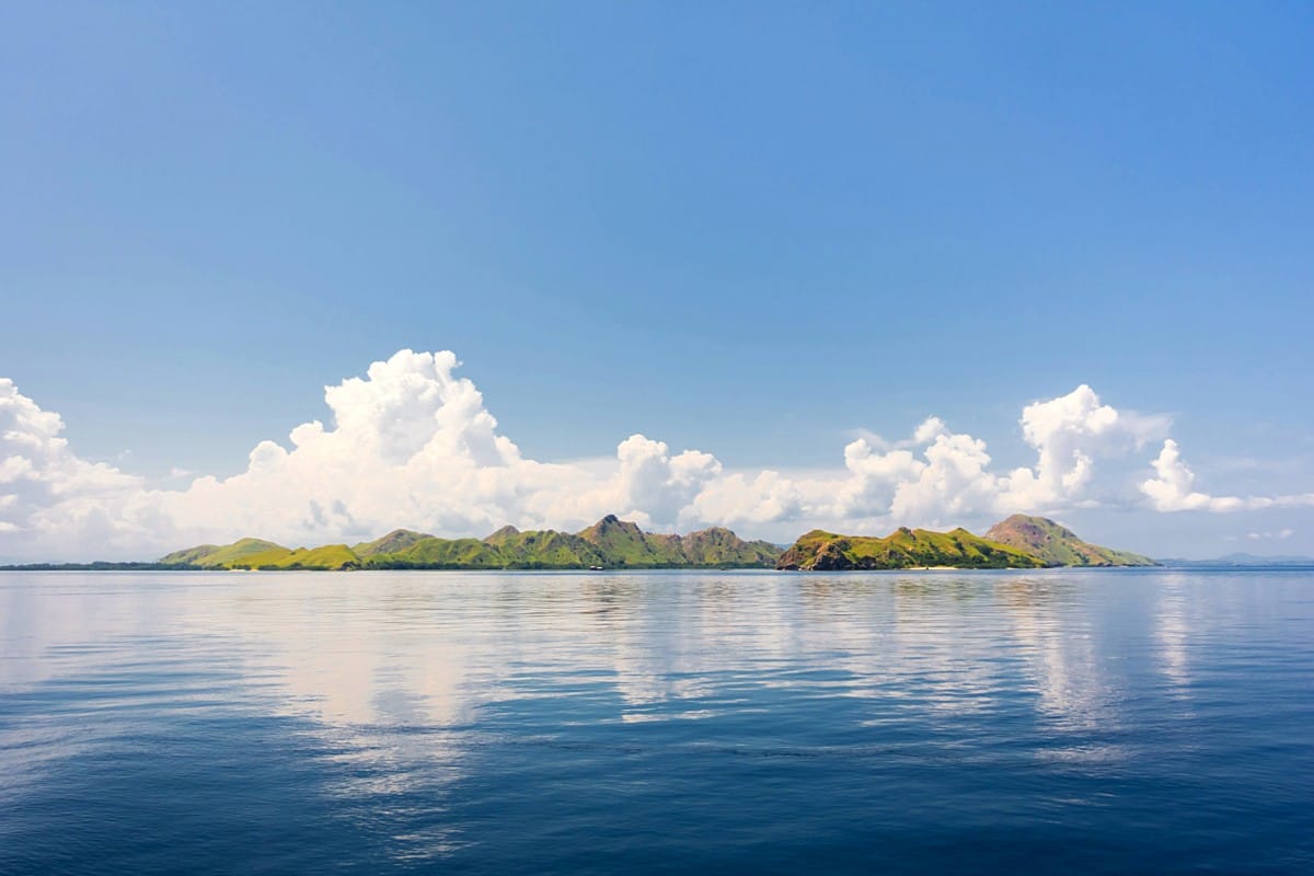 Blick auf die drei farbigen Kraterseen des Kelimutu auf Flores
