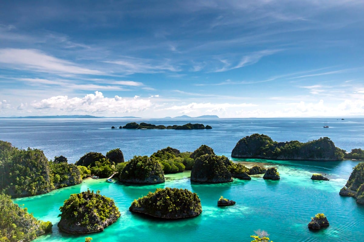 Raja Ampat Inseln mit türkisblauem Wasser und Karstfelsen