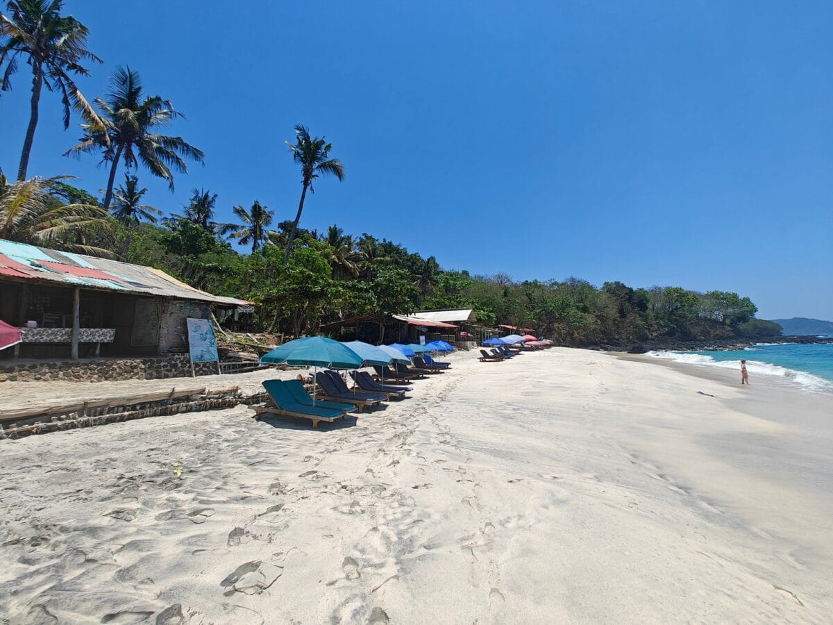 Weißer Sandstrand von Bias Tugel Beach in Padangbai mit türkisblauem Meer