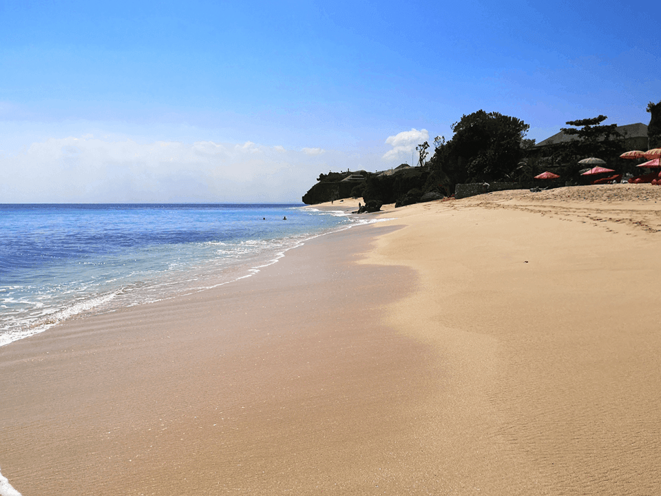 Dreamland-Goldener Sand und Klippen am Dreamland Beach in Bali