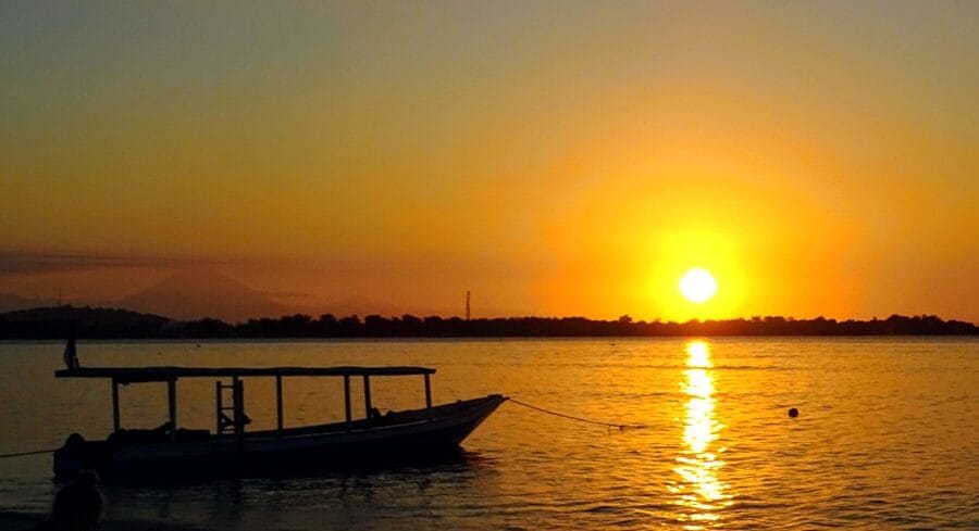 Weißer Sandstrand mit türkisblauem Wasser und Sonnenuntergang auf Gili Air