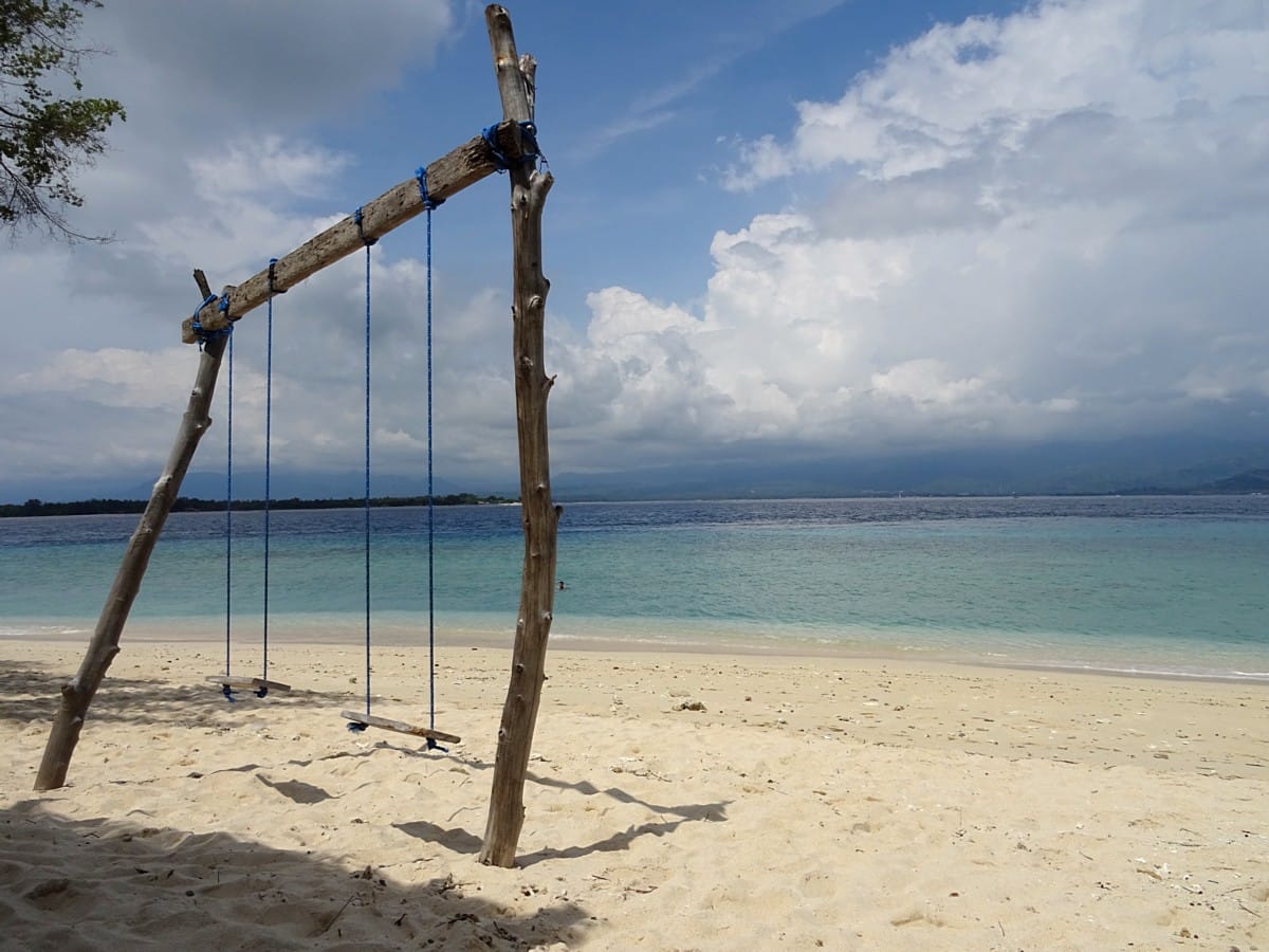 Weißer Sandstrand und türkisfarbenes Meer auf Gili Meno, Indonesien