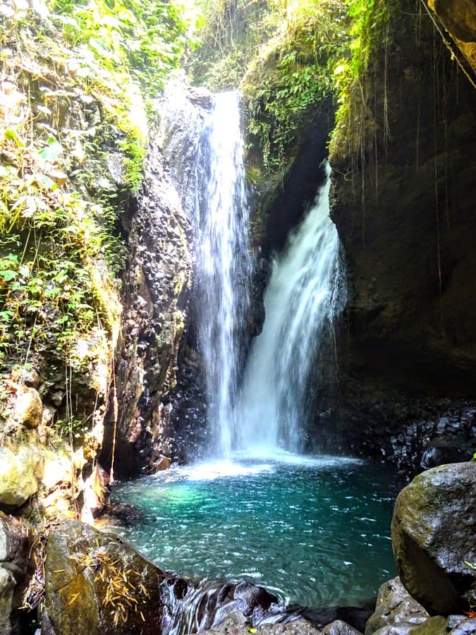 Blick auf den Gitgit-Wasserfall inmitten tropischer Vegetation im Norden Balis
