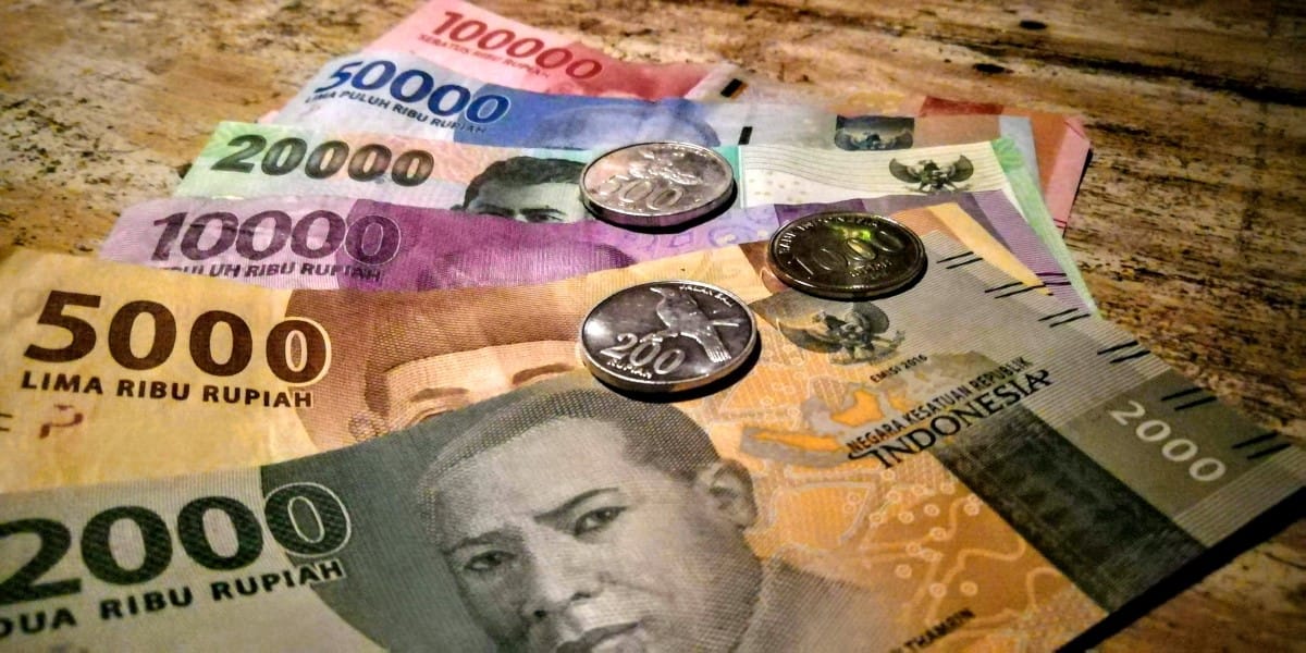 Tourist nutzt sicheren Geldautomaten einer Bank auf Bali zur Bargeldabhebung