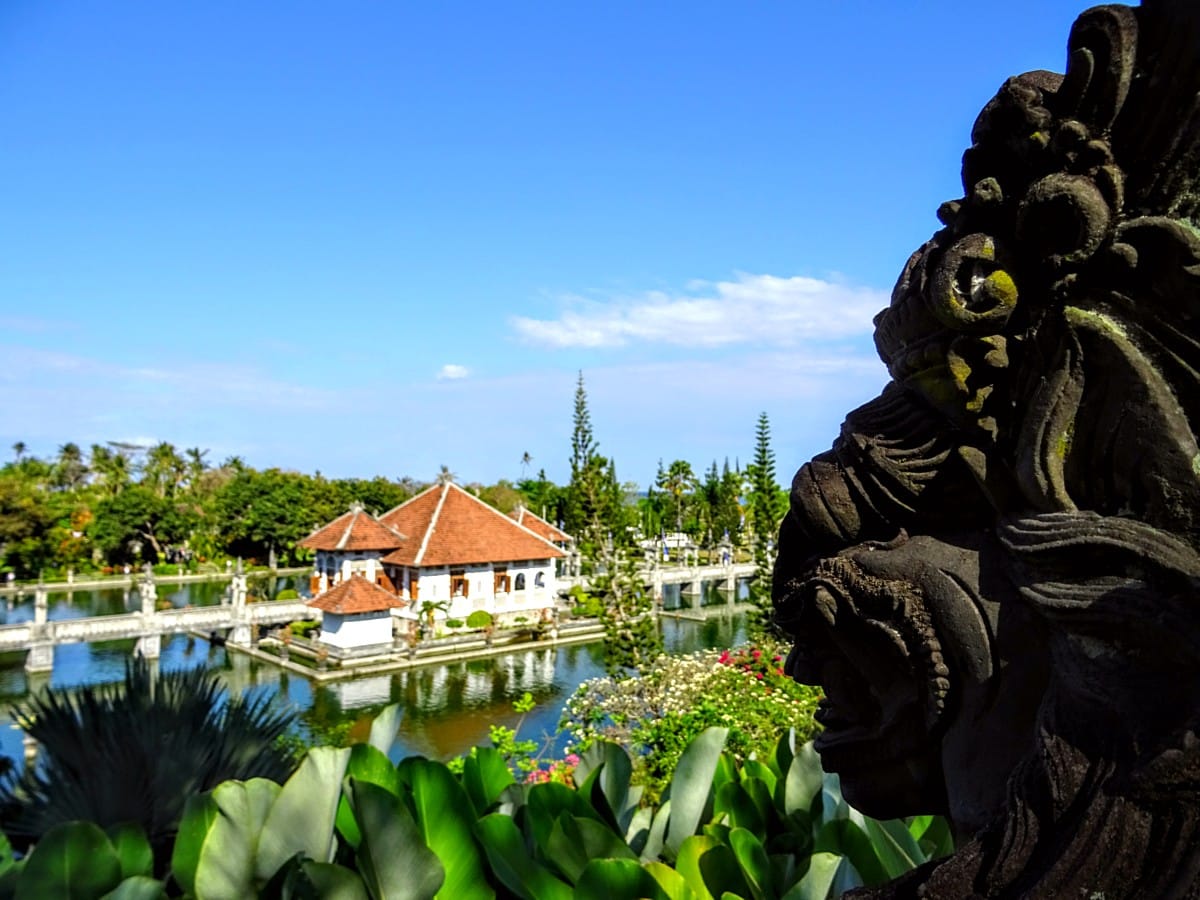 Blick auf den Taman Ujung Wasserpalast mit Brücken, Teichen und Gärten in Bali