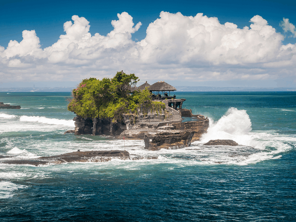 Tanah Lot Tempel auf Felsen im Meer bei Sonnenuntergang in Bali