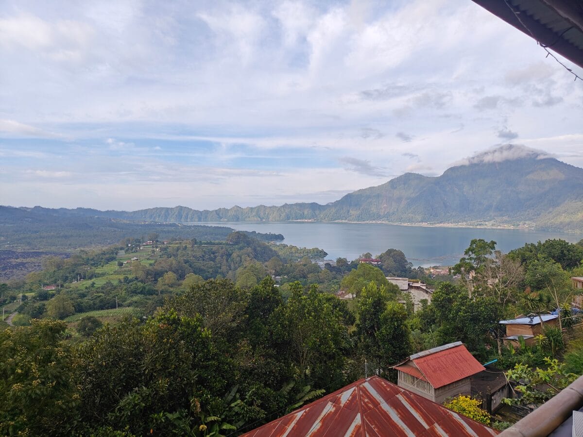 Panorama von Mount Batur und dem Batur-See in Kintamani Bali