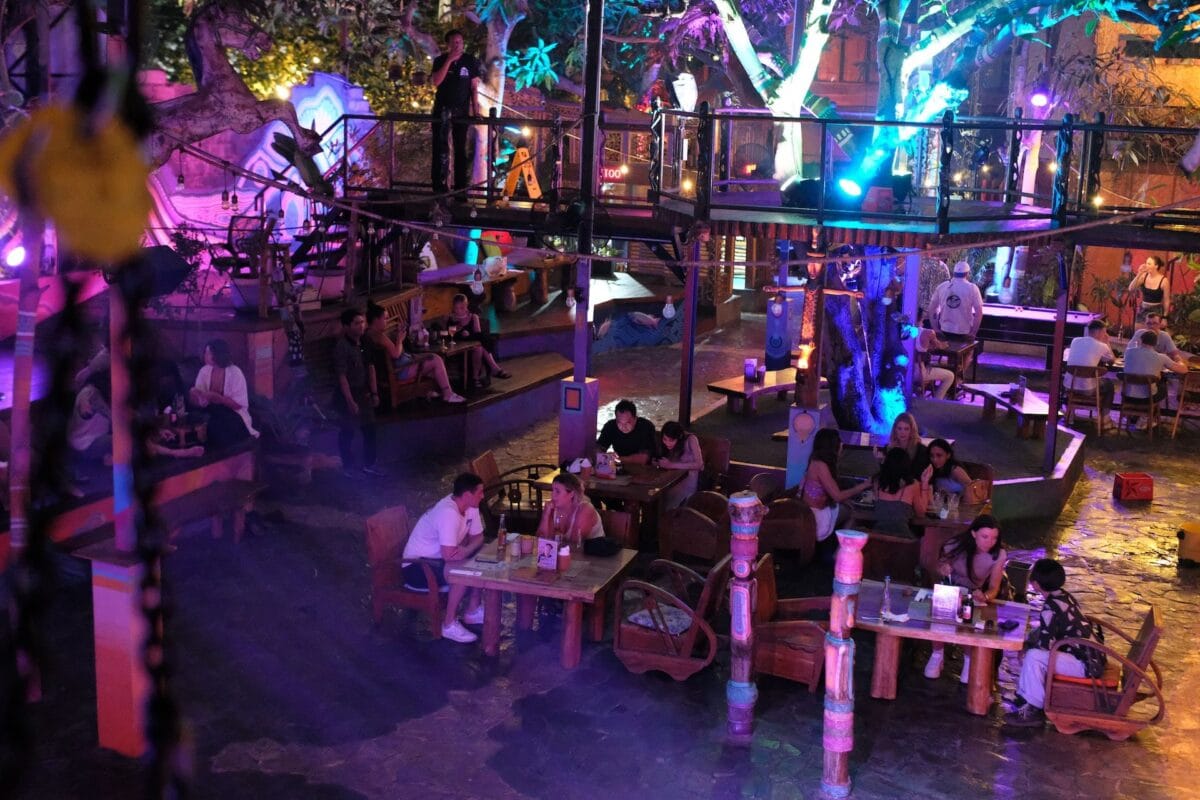 Hatch Bar & Restaurant in Uluwatu mit bunter Festival-Atmosphäre