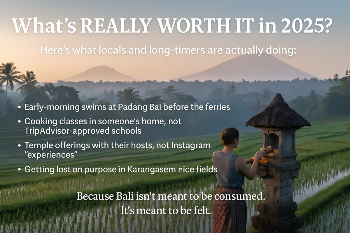 Balinesische Frau trägt Opfergaben bei einer morgendlichen Zeremonie in einem Dorf auf Bali