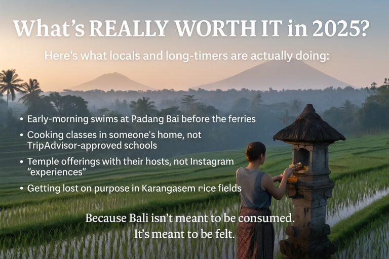 Balinesische Frau trägt Opfergaben bei einer morgendlichen Zeremonie in einem Dorf auf Bali