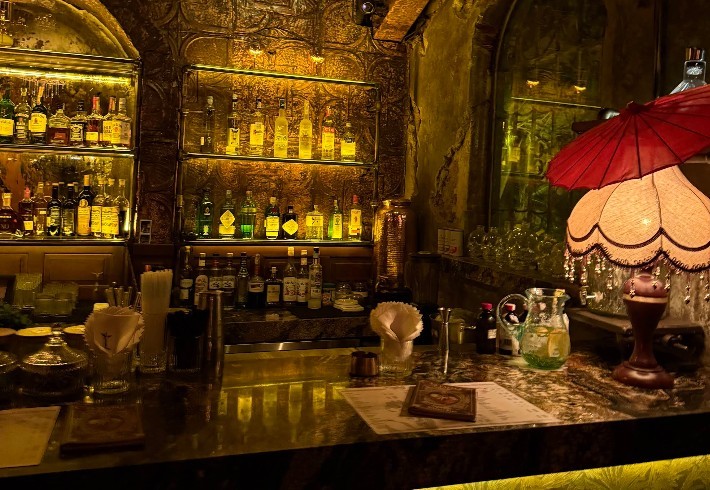 Innenbereich von La Favela in Seminyak mit Dschungeldekor, Vintage-Design und Nachtclub-Ambiente