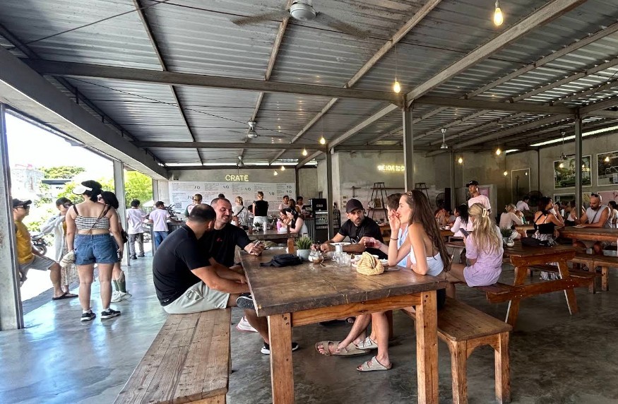 Crate Café in Canggu mit Smoothie Bowls, Industrial-Design und kreativem Publikum