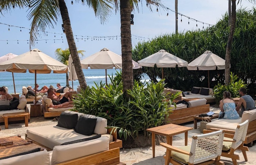 The Lawn Canggu mit Infinity Pool, Meerblick und Gästen beim Sonnenuntergang