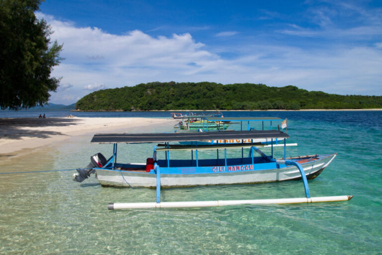 Gili Nanggu bei Lombok mit klarem Wasser, Korallenriffen und ruhigem Strand