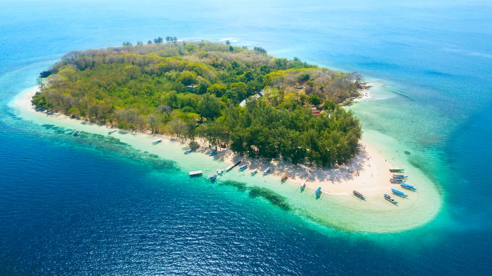 Gili Rengit bei Lombok mit naturbelassenem Strand, klarem Wasser und völliger Ruhe